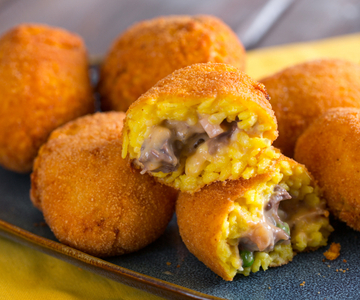 Croquetas de arroz con carne y bechamel