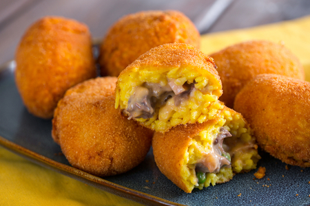 Croquetas de arroz con carne y bechamel