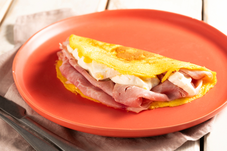Tortilla de jamón y queso