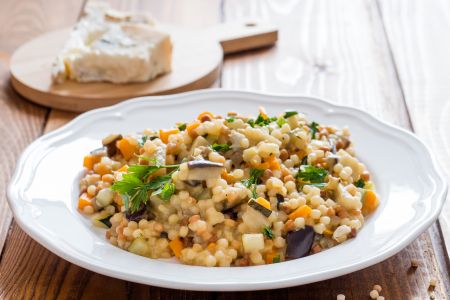 Fregola con verduras y gorgonzola