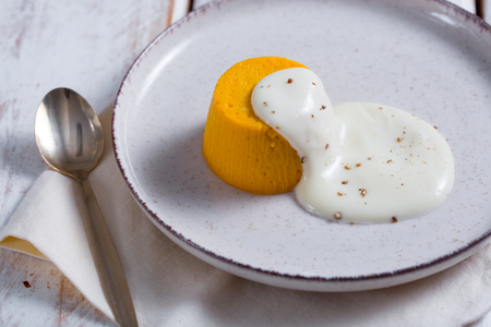Flan de calabaza con fondue de gorgonzola