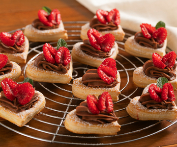 Corazones de hojaldre con frambuesas y crema de avellanas