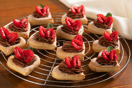 Corazones de hojaldre con frambuesas y crema de avellanas