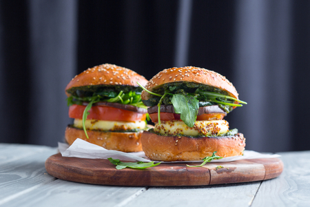 Tomino a la BBQ con verduras asadas y mostaza