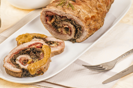 Rollo de cerveza con speck y champiñones