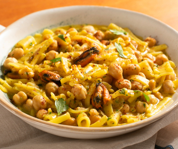 Pasta con garbanzos y mejillones