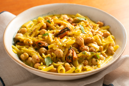 Pasta con garbanzos y mejillones
