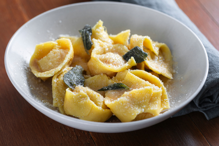 Tortelli de calabaza con mostaza y ralladura de limón