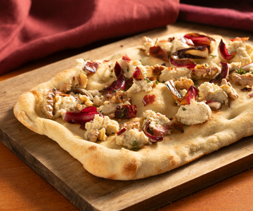 Pinsa de radicchio, speck y nueces