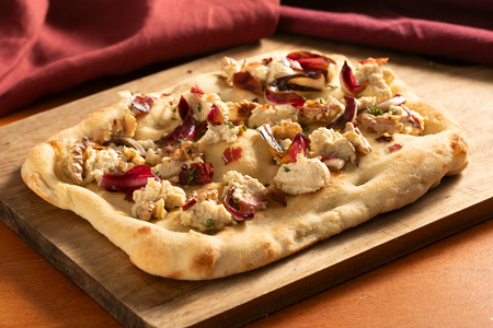 Pinsa de radicchio, speck y nueces