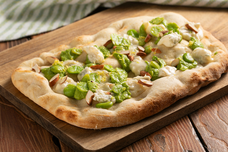 Pinsa con gorgonzola