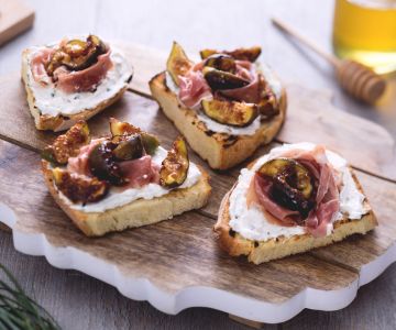 Bruschetta de higos y jamón curado dulce
