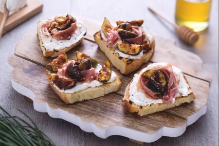 Bruschetta de higos y jamón curado dulce