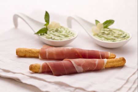 Grissini de tomate con jamón y crema de ricotta