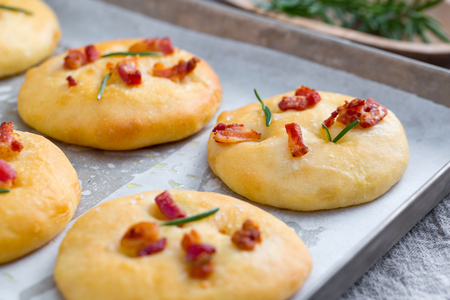 Focacitas de romero y guanciale