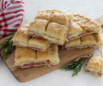 Focaccia rústica con salami y queso