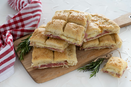 Focaccia rústica con salami y queso