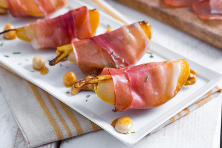 Peras con speck y frutos secos