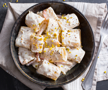 Paccheri cremosos con guanciale y pistacho