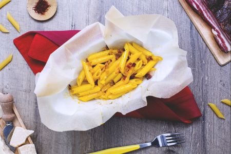 Penne al azafrán en papillote