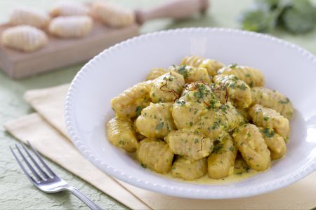Gnocchetti con jamón y azafrán