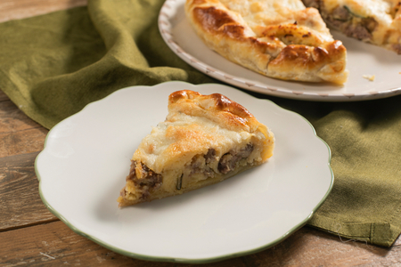 Tarta salada de patata y salchicha