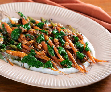 Zanahorias al horno con miel, queso de cabra y salsa verde