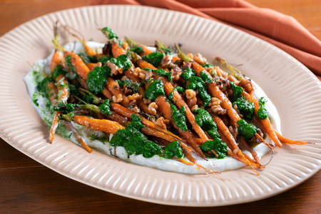 Zanahorias al horno con miel, queso de cabra y salsa verde