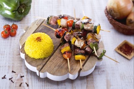 Brochetas rústicas con arroz al azafrán