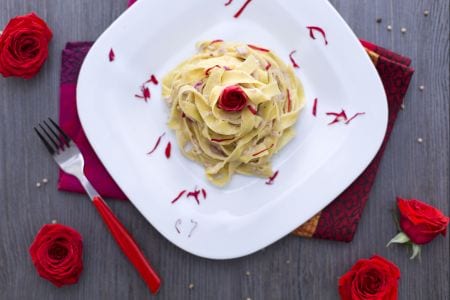 Tallarines con pétalos de rosa
