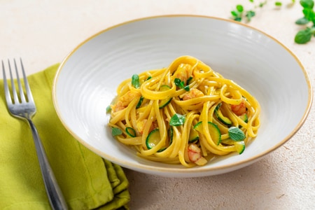Linguine con gambas, calabacines y azafrán