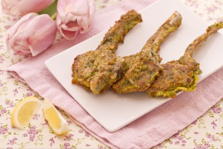 Chuletas de cordero con parmesano y perejil