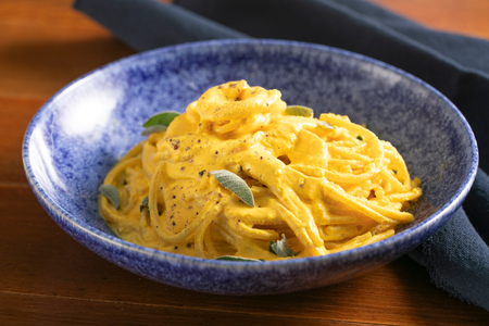 Pasta cremosa con ricotta y azafrán