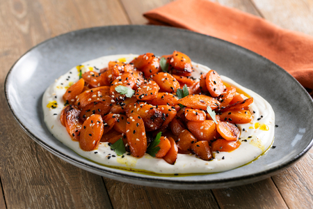 Zanahorias con mantequilla y yogur al curry ahumado