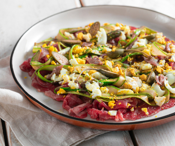 Carpaccio de ternera con ensalada de espárragos