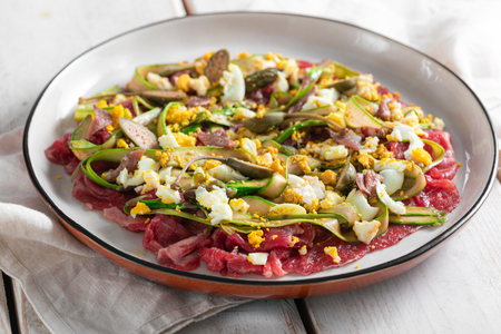 Carpaccio de ternera con ensalada de espárragos