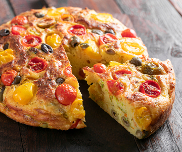 Tarta salada de 12 cucharadas con tomatitos cherry y aceitunas