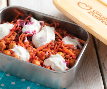 Bowl de espelta con garbanzos especiados, verduras y salsa de yogur