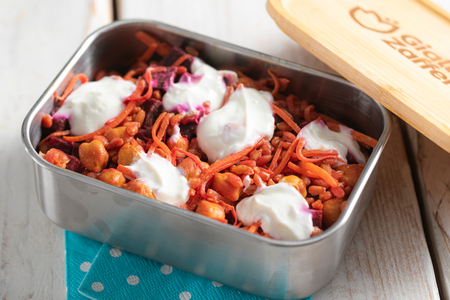 Bowl de espelta con garbanzos especiados, verduras y salsa de yogur