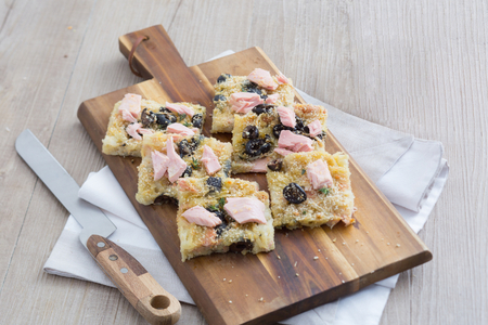 Pastel de patatas con aceitunas y atún