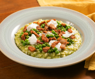 Risotto de guisantes, crescenza y panceta crujiente