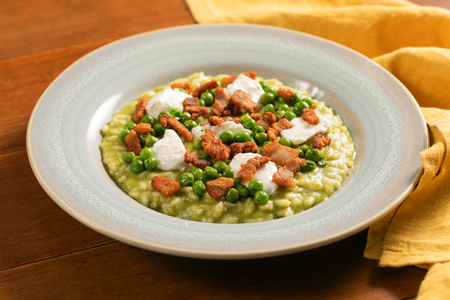 Risotto de guisantes, crescenza y panceta crujiente
