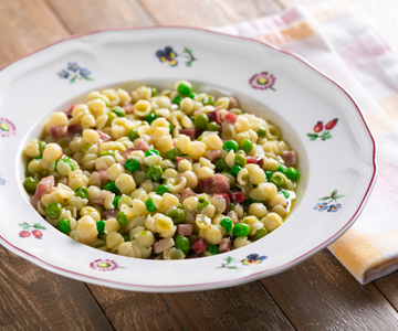 Pasta con guisantes y panceta