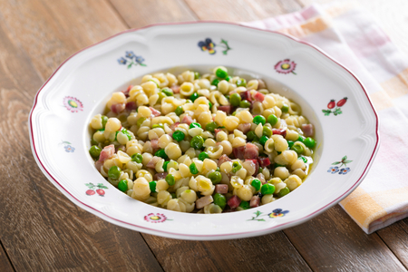 Pasta con guisantes y panceta