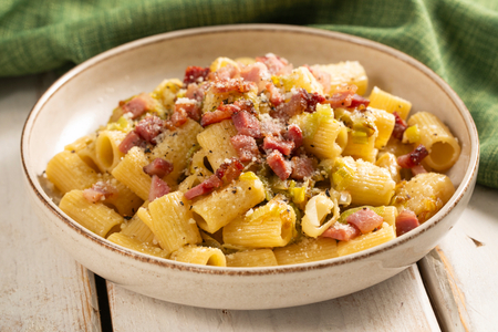 Pasta con puerros, pecorino y panceta