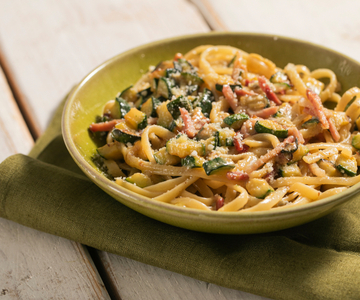 Pasta con calabacín, speck y gorgonzola