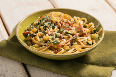 Pasta con calabacín, speck y gorgonzola