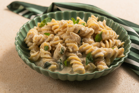Pasta cremosa con berenjenas sin tomate