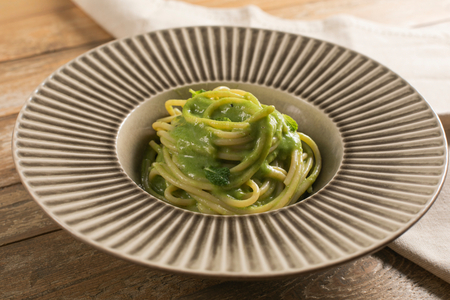 Espaguetis con crema de cebolletas y taleggio
