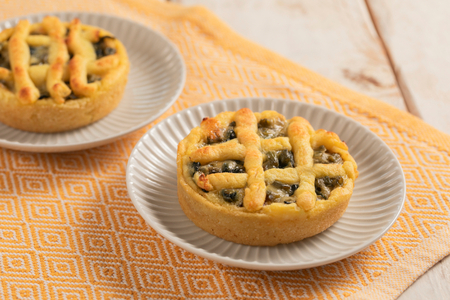 Tartaletas de patata con verduras y fontina
